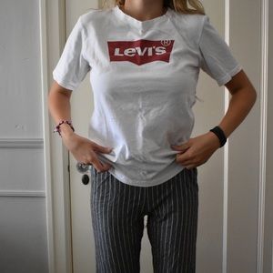levi’s logo top// boys x-large